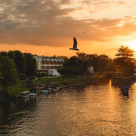 Отель The Runnymede On Thames (Adults Only) Эгэм Экстерьер фото